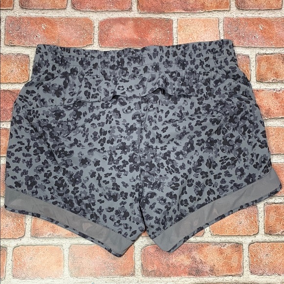 Athleta Gray Leopard Print Shorts size Small - Picture 3 of 9